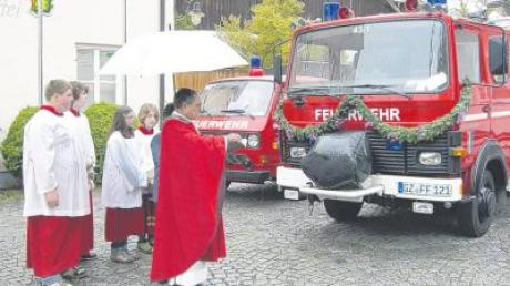 Bei einem Festakt erhielt das bei der Ellzeer Feuerwehr neu in Dienst gestellte Löschfahrzeug durch Pater Georg seinen kirchlichen Segen. 