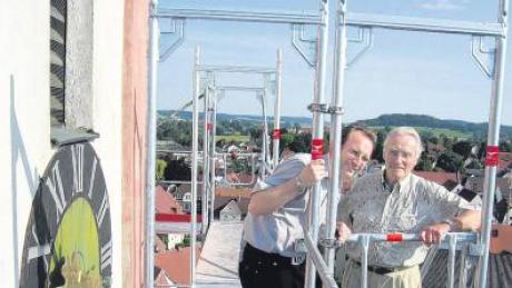 Im Juli 2007 in luftiger Höhe auf dem Gerüst der Firma Schäfer: Stadtpfarrer Josef Baur und Kirchenverwaltungsmitglied Ferdinand Guggenmos (rechts) während der damaligen Renovierung der Krumbacher Kirche St. Michael. 