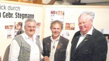 Bei den Gästen in der Museumsnacht vor dem Internationalen Museumstag begrüßte Vorsitzender Joachim Böck (links) Zweiten Bürgermeister Michael Maier (Mitte) und Dr. Dagobert Smija (rechts) vom Heimatverein Krumbach. 