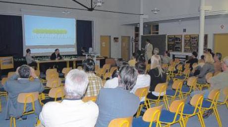 Wenig Resonanz fand die Informationsveranstaltung über die „Neue Mitte Thannhausen“ in der Aula der Anton-Höfer-Grundschule. Allerdings diskutierten die wenigen Bürger kritisch und engagiert. 