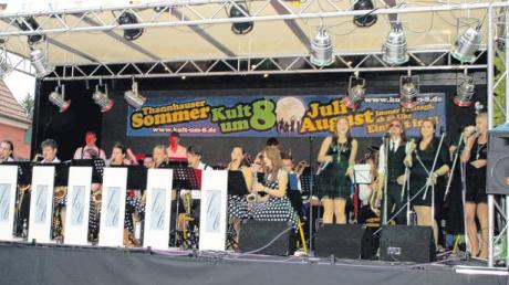 Die Big Band Fun & Brass bot in der Konzertreihe „Kult um 8“ in Thannhausen ein abwechslungsreiches Programm und eine hervorragende Unterhaltung für Jung und Alt. Selbst bei Regen tanzten die Zuhörer vor der überdachten Bühne. 