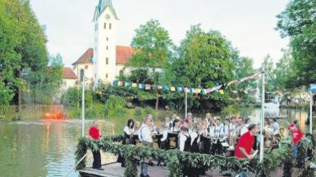 Ein jährlicher Höhepunkt der Feste in Mittelschwaben ist das Stoffenrieder Weiherfest.  