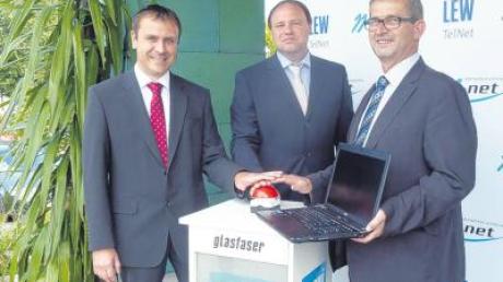 Der Knopfdruck zur Freigabe des Breitbandnetzes in Balzhausen erfolgte mit (von links) Christian Smetana (M-net), Johannes Stepperger (LEW TelNet) und Bürgermeister Gerhard Glogger.  