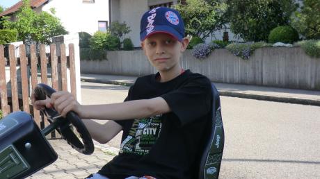 Nico Vogel aus Neuburg befindet sich nach einer Gehirntumorerkrankung auf dem Weg der Besserung. Der Gokart konnte aus Spendenmitteln finanziert werden. 