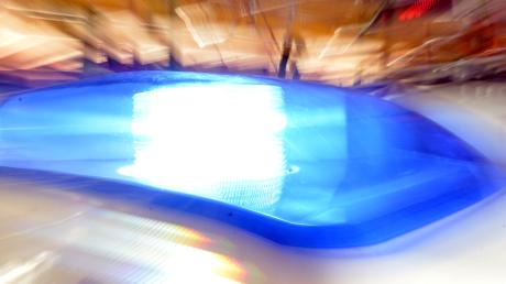 Ein 22-Jähriger aus Untermeitingen ist bei einem Unfall auf der B17 bei Igling schwerst verletzt worden.