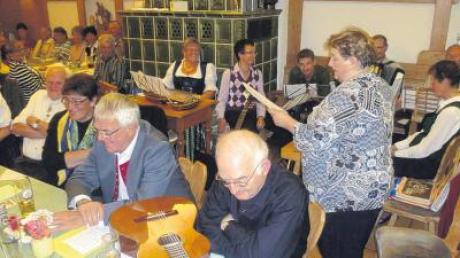 Gelacht werden durfte beim Kirchweih-Hoigarta der „Freunde des Zusamtals“ in Ziemetshausen. Im Bild Bärbel Bachmann.  