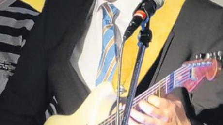 Der neue Schulleiter der Thannhauser Realschule, Marcus Langguth, spielte an der E-Gitarre zusammen mit der ganzen Schulfamilie eine verrockte Version des „Klarinettenmuckls“. 