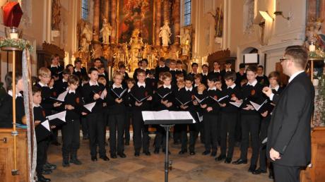 Die Augsburger Domsingknaben stimmten mit ihrem Konzert in der Edelstetter Pfarrkirche auf den Advent ein.  
