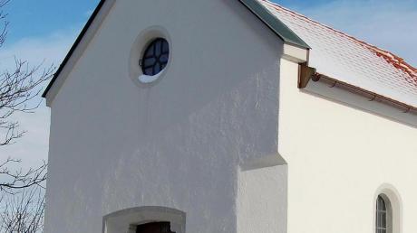 Die Sanierung der Kapelle St. Josef im Aichener Gemeindeteil Bernbach sollte eigentlich zunächst nur 600 Euro kosten. Nachdem alle Schäden beseitigt wurden, entstanden aber Kosten von 23 714 Euro. Nun ist das kleine Gotteshaus wieder ein Schmuckstück.  