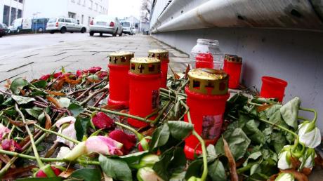 Am Tatort in der Industriestraße erinnern Blumen und Kerzen an den getöteten 31-Jährigen. 
