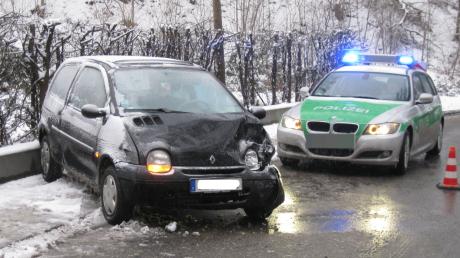 Beim Zusammenstoß mit einem Traktor ist eine Autofahrerin bei Wattenweiler leicht verletzt worden. 