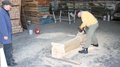 Aus einem Holzblock wird die Dachspitze gefertigt. 