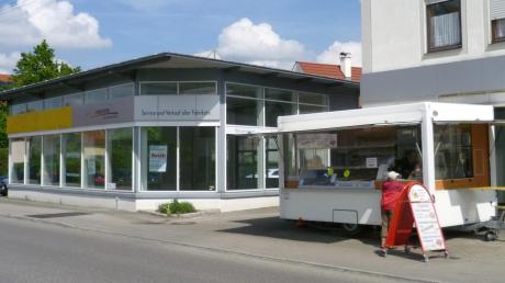Den durch den Wegzug eines Autohauses aus der Innenstadt Thannhausens leer stehenden Pavillon an der Ursberger Straße will die Bäckerei Bosch künftig als Verkaufsfiliale und Café nutzen. 
