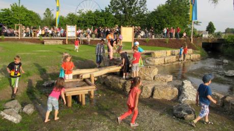 Die Mädchen und Buben freuten sich bei der Eröffnungsfeier des neuen Gewässerinformations- und Erlebnispfads über den neu angelegten Spiel- und Rastplatz an der Mindel. 
