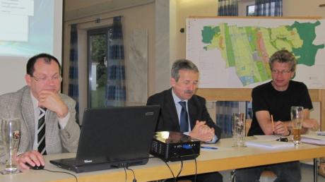 Sie stellten den Vorentwurf des Flächennutzungsplans vor: (von links) Peter Markert (Teambüro Markert), Münsterhausens Bürgermeister Robert Hartinger und Thannhausens Stadtbaumeister Stephan Martens-Weh. 

