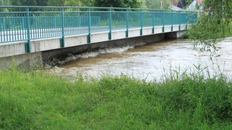 Während das Hochwasser der Günz in Deisenhausen für Überschwemmungen sorgte (links), blieb sie bei Erkheim im Süden im Bett und sorgte für keine Schäden. 
