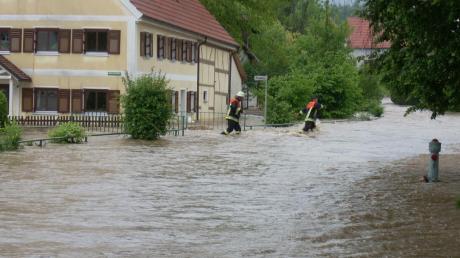 Eine Flutwelle setzte innerhalb von wenigen Minuten im Jahr 2013 Ober- und Unterwiesenbach unter Wasser. Schuld war ein verklauster Dammdurchlass des Schwarzbachs einige Kilometer von Oberwiesenbach entfernt. 