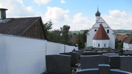 Weiße Gewebeplanen sind derzeit am Friedhof bei der Frauenkirche in Münsterhausen als Sichtschutz aufgebaut. Die bisherige Mauer drohte einzustürzen und wurde abgerissen. Wie die künftige Abgrenzung aussehen soll, ist noch unklar. 