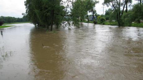 Land unter: Im Ortsbereich von Deisenhausen war die Günz im Juni mächtig angeschwollen. Jetzt wird intensiv über die Kostenverteilung beim Hochwasserschutz debattiert. 