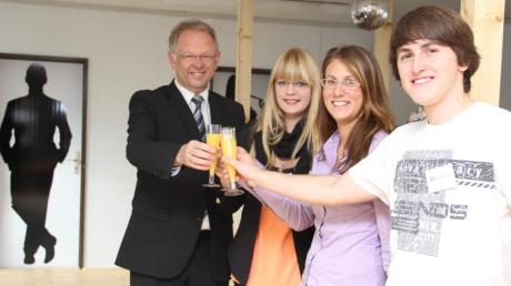 Bürgermeister Georg Schwarz (li.) und die Stadtjugendpflegerin Jasmin Mailänder (Zweite von rechts) gratulierten den Vorstandsmitgliedern Marina Strobl und Fabian Klampfl vom Jugendclub Büro zur Eröffnung. 
