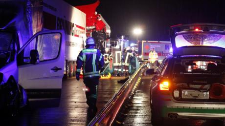 Ein 61-jähriger Lastwagenfahrer starb bei einem Unfall auf der A 8 bei Zusmarshausen. 