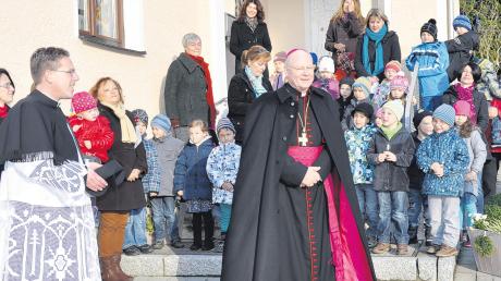 Oberbleichen wurde Bischof Zdarsa von den Kleinen mit Liedern und Versen begrüßt. Links Pfarrer Klaus Bucher, der von Zdarsa zum Geistlichen Rat ernannt wurde.