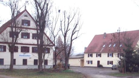 Im Gebäude (links im Bild) auf dem Riedmühlenareal werden die Asylanten Unterkunft finden. 
