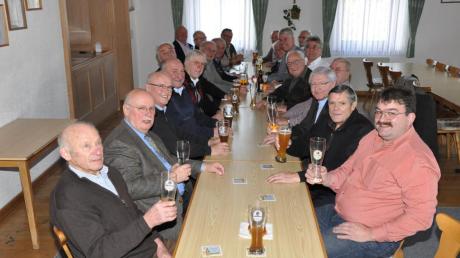 Auf ein Wiedersehen stoßen ehemalige Vorstände und Dirigenten beim gemeinsamen Frühschoppen im Gollmitzerhaus in Deisenhausen an. 
