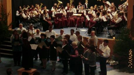 Balzhauses Musikverein und der Kirchenchor begeisterten bei ihrem gemeinsamen Auftritt das Publikum.  
