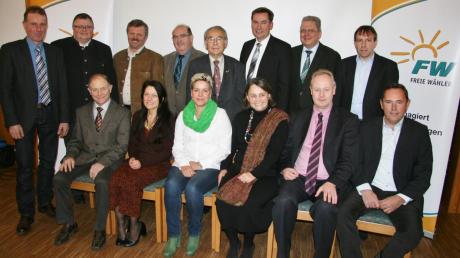 Ihre Liste für die Kreistagswahl haben die Freien Wähler nominiert. Das Foto zeigt die auf den ersten Plätzen rangierenden Kandidaten, zusammen mit dem Bezirksvorsitzenden und Landtagsabgeordneten Bernhard Pohl (2. von rechts sitzend). 
