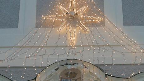 Auch über dem Eingang zum Günzburger Rathaus leuchtet „stella maris“, der achtstrahlige Stern von Bethlehem. 