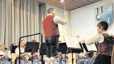 Beim traditionellen Weihnachtskonzert der Musikkapelle Breitenthal gab Robert Schwärzle aus Unterroth sein offizielles Debüt als neuer Dirigent. 