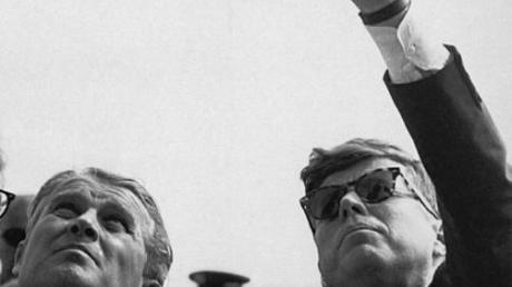 Wie soll mit Wernher von Braun (links, hier mit US-Präsident John F. Kennedy) als Namensgeber umgegangen werden? Seine braune Vergangenheit im Zusammenhang mit Zwangsarbeitern kam zuletzt immer mehr ans Tageslicht. 
