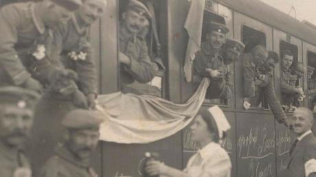 Von Ulm aus fuhr dieser Transportzug mit schwäbischen Soldaten Anfang September 1914 in das Kampfgebiet an der französisch-belgischen Grenze. Auf unserem Bild ist auch Karl Högel (oben, Zweiter von links ohne Kopfbedeckung) zu sehen, wie er ein weißes Tuch schwenkt – es sollte die einzige und letzte Aufnahme von ihm sein. 