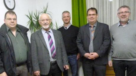 Den Fragen des Gemeinderates und der Bevölkerung stellten sich (von links) Christian Schütz, Bürgermeister Herbert Kubicek, Andreas Aigner, Martin Glink und Roland Rickmann.  
