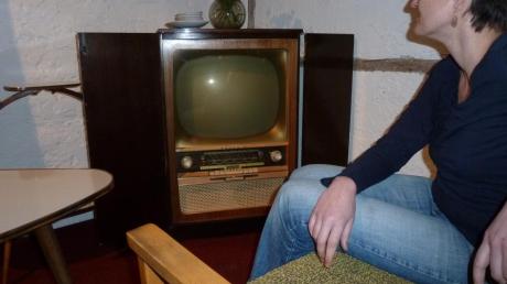 Fernsehen wie vor 60 Jahren: In der Abteilung Radio - Kommunikation des Mittelschwäbischen Heimatmuseums in Krumbach sind Fernsehgeräte ausgestellt, wie sie Mitte der 1950er Jahre in die Wohnstuben kamen. Auf unserem Bild zeigt Museumsleiterin Anita Roth ein „Röhrengerät der ersten Stunde“.