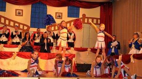 Beachtliches Können zeigten die Nachwuchstalente des Deisenhauser Carneval Clubs. Unser Bild zeigt die Kinder-Show-Tanzgruppe bei der Abschlussformation ihres Auftritts als Programmteil bei der Prunksitzung.  
