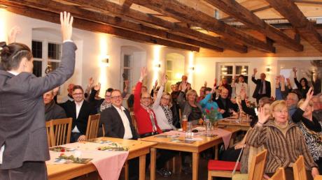 Als gesellschaftliches Ereignis mit buntem Rahmenprogramm inszenierte die UFWG ihre Wahlversammlung. Zauberkünstler Tobias Grün lockerte die Stimmung mit humorvollen Zaubertricks zum Mitmachen auf.