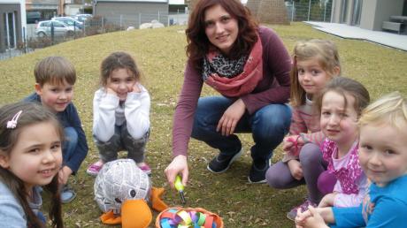 Paula besuchte den Kindergarten Maria Hilf in Krumbach. Die Erzieherin Barbara Oettl verbrennt symbolisch am Aschermittwoch Faschingsdeko gemeinsam mit den Kindern und der Zeitungsente Paula Print.  
