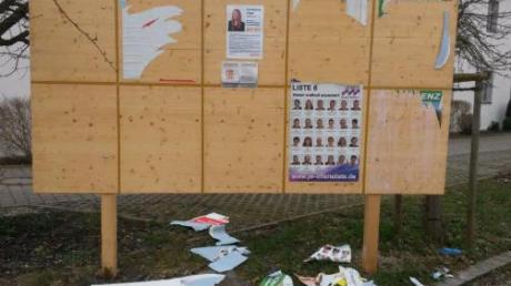 Zerstörte und heruntergerissene Plakate in Niederraunau. 