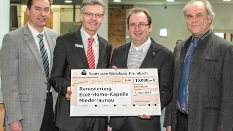 Einen Scheck über 10 000 Euro von der Sparkasse Günzburg-Krumbach überreichen (von links) Bürgermeister Hubert Fischer und Sparkassenvorstand Uwe Leikert an Pfarrer Josef Baur und Klemens Funk.  
