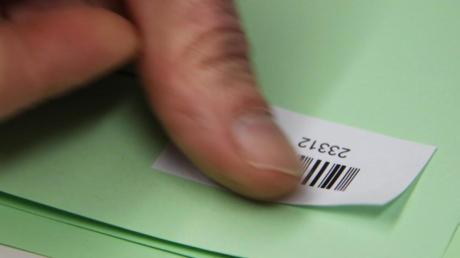 Für die elektronische Auszählung mussten die Stimmzettel erst einmal mit einem Barcode-Aufkleber versehen werden. 
