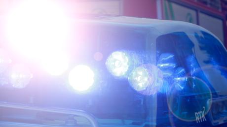 Ein 23-Jähriger wurde bei einem Verkehrsunfall so schwer verletzt, dass mit dem Rettungshubschrauber ins Klinikum gebracht werden musste. 