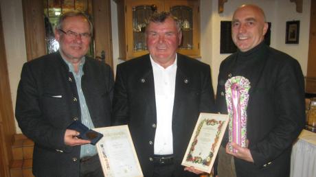 Vorsitzender Josef Schalk (Mitte) wurde für seine Verdienste ausgezeichnet. Rechts Bürgermeister Anton Birle, links der Kreisvorsitzende Hans Joas.