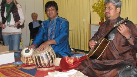 Für westliche Ohren ungewohnte Töne ließen der Trommler Soumitrajit Chatterjee und der Mandolinenspieler Snehasish Mozumder erklingen. 