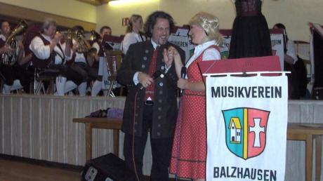 Der Musikverein Balzhausen veranstaltete erstmals die Hitparade der Blasmusik und landete dabei einen Volltreffer. Rund 150 Besucher erlebten ein abwechslungsreiches Programm und lachten mit „Marianne und Michael“ (Foto). 
