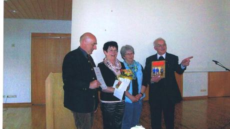 Bürgermeister Anton Birle (links) und Pfarrer Karl B. Thoma (rechts) überreichten Paula Luttmann (Mitte) Ehrenzeichen und Geschenke für ihren unermüdlichen Einsatz nicht nur für die Senioren der Marktgemeinde.  
