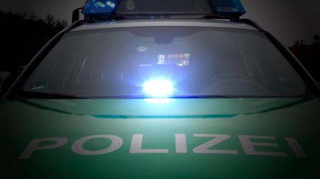 Zu einem ungewöhnlichen Fund wurde die Polizei am 24. Mai im Landkreis Donau-Ries gerufen: Eine Passantin fand menschliche Knochen in einem Waldstück. (Symbolbild)