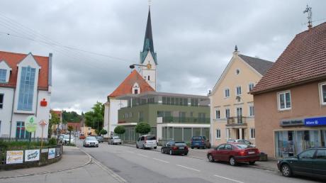 Das Gebäude zwischen der Stadtpfarrkirche und der ehemaligen Gerberei Wiedemann wird abgerissen, dort soll ein moderner Neubau entstehen. 
