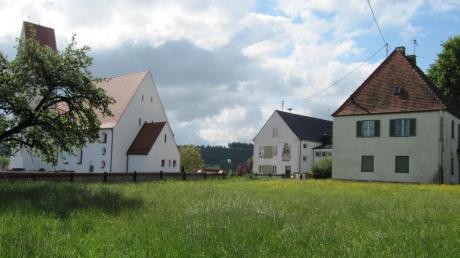 Prägend für das gesamte Ortsbild von Ebershausen sind die drei hoch über der Gemeinde thronenden Gebäude, nämlich Pfarrkirche St. Martin, Kindergarten und Pfarrhof (von links), der seit geraumer Zeit leer steht und deshalb einer neuen Nutzung zugeführt werden soll. 